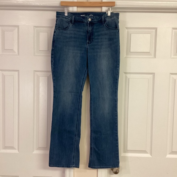 ♥️CLOSET CLEAROUT♥️ Old Navy Medium Wash Mid Rise Bootcut Jeans - Picture 4 of 7
